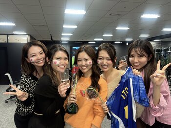 朝5時、お台場オフィスはスタジアムになる！？Roadグループ、ワールドカップ日本代表戦の社内パブリックビューイングを開催