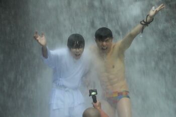 萩原利久 初めての滝行で“オーガ立ち”も披露し「ちょっとハイになる感覚は嫌いじゃない」と大満足！アフレコ体験では『ONE PIECE』声優から直レクチャー