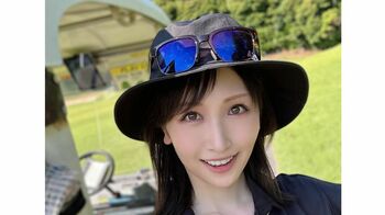 横山ルリカ 久々のゴルフでナイスショット！モノトーンのウェア姿で喜ぶ姿に「美しいフォーム」「ゴルフ女子で1番可愛い」と称賛の声 