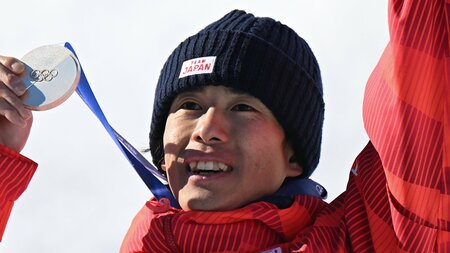 「どういうこと！？」堀島行真 “体幹バケモンすぎる”プレー捉えた瞬間が話題！執念の“神業”で銀メダル獲得に「こんなのありなのか」驚きと感嘆の声続出！【ミラノ・コルティナ五輪】