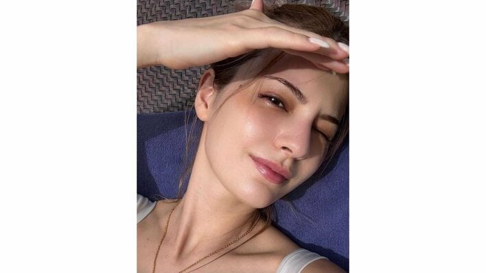 マギー 美スタイル際立つ白ビキニ姿を披露！豪華プールでクロールする姿や透き通った海を背にたたずむショットに「リアルマーメイド♡」