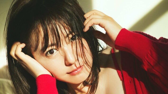 磯山さやか(42) 魅惑的なボディラインあらわ 夕暮れに輝く新カット解禁　大反響25周年写真集『余韻』が重版！