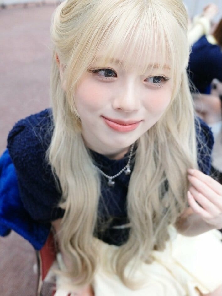 NiziU・RIKU 金髪×制服の“ギャル姿”に「もう天使にしか見えない」と
