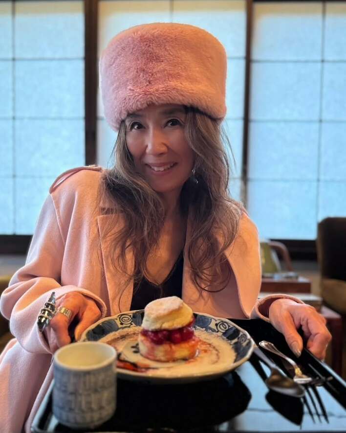 ピンクメーテル！」萬田久子(66) 全身ピンクコーデで春のスイーツを