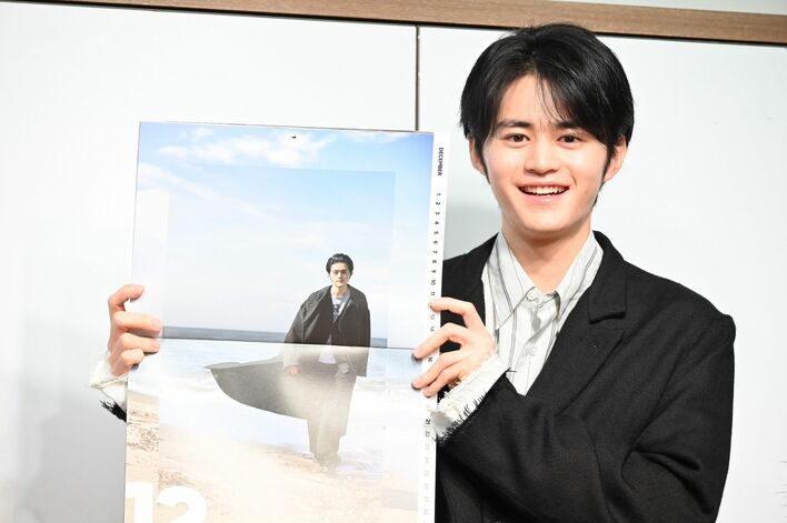 鈴鹿央士サイン入りカレンダー＋会場限定生写真３枚付き 即日発送 鈴鹿央士サイン入りカレンダー＋会場限定生写真3枚付き 即日発送