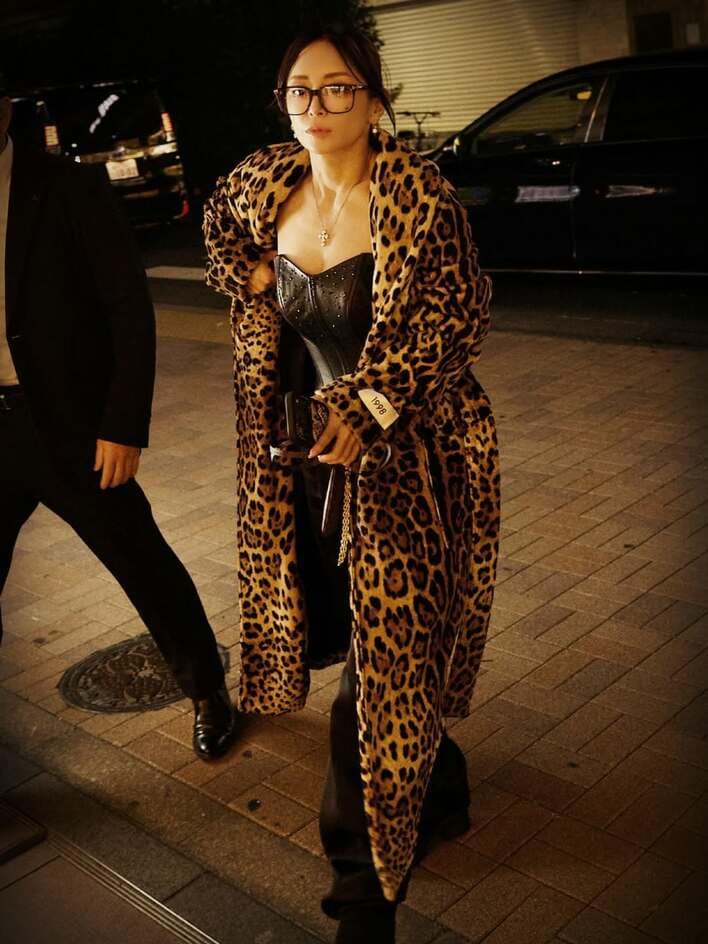 浜崎あゆみ ド派手なヒョウ柄ロングコートで美デコルテ全開姿を披露