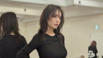 浜崎あゆみ “激近自撮りショット”でチャーミングフェイスを披露！“後ろ前逆！？”天然エピソードにファン胸キュン「意外すぎる」「全部どタイプ！」