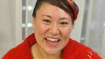 バービー 自宅の豪勢なクリスマスパーティー披露！夫はトナカイ！？サンタ帽かぶり娘抱きしめる家族4ショットに「幸せが溢れてます」と反響