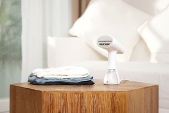 【旦那さんのスーツ、子どもの服、冬物アウター…全部これ1台】“裏側のシワまで吸う”5000Paスチーマー airmorn one がママ達の強い味方に。除菌・ダニ対策もわずか数分で。