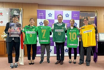 【東京都立川市】女子プロビーチサッカーチーム「東京ヴェルディプライアナBS」選手が立川市長を表敬訪問