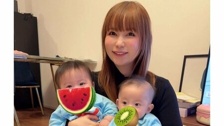 「顔がしっかりしてきた」中川翔子 生後4ヵ月双子の“おそろいポーズ”公開！兄弟でうつぶせ＆おめめぱっちりカメラ目線に「いつも可愛くてニコニコ」