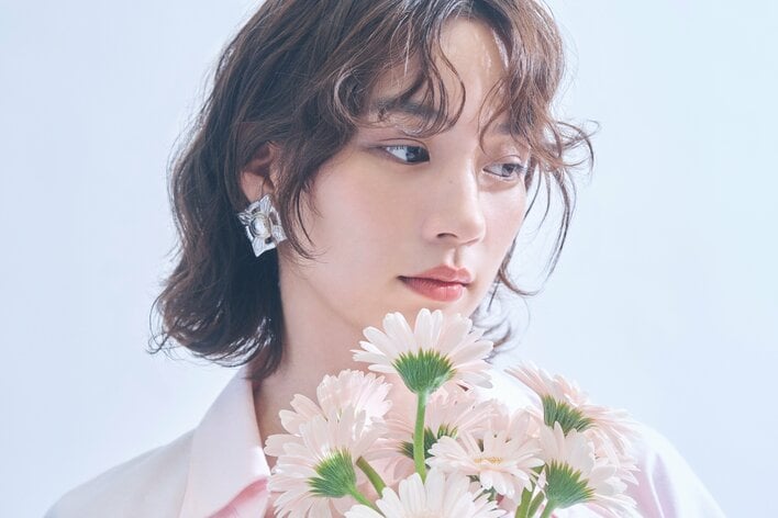 【写真】役柄を表現した花とともにクール＆キュートな表情を浮かべるのんの写真を見る