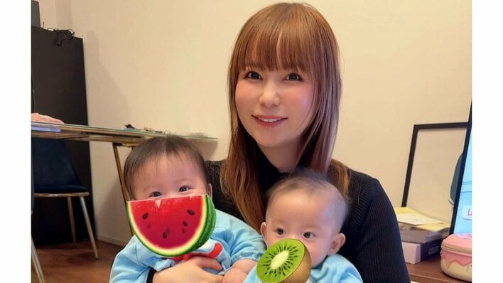 「顔がしっかりしてきた」中川翔子 生後4ヵ月双子の“おそろいポーズ”公開！兄弟でうつぶせ＆おめめぱっちりカメラ目線に「いつも可愛くてニコニコ」