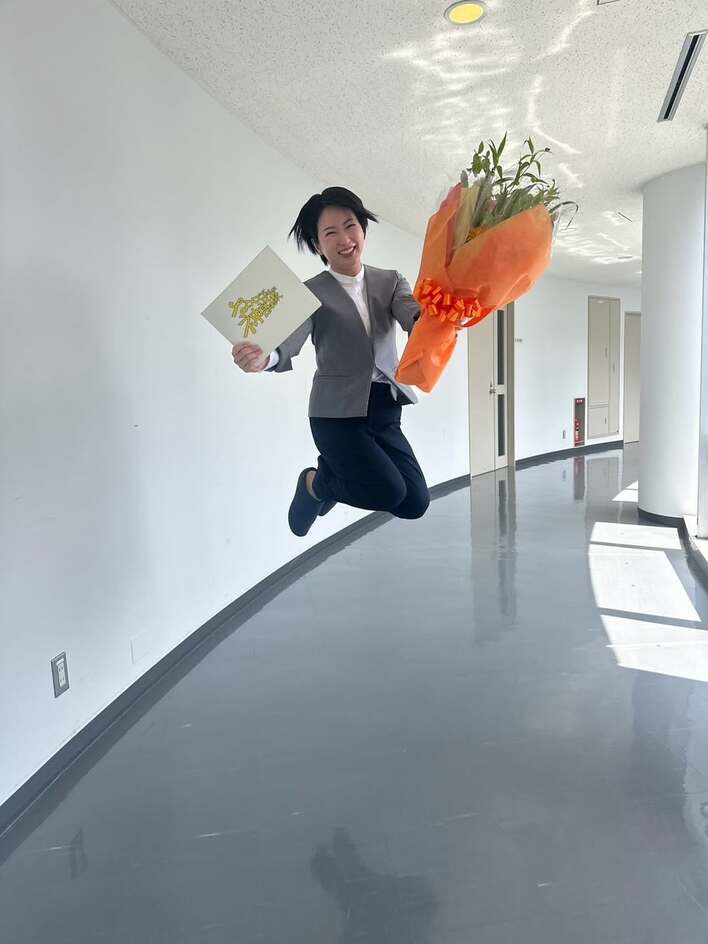 【画像7枚】「驚異的跳躍力」満面の笑みで高すぎるジャンプを披露する志田未来を見る