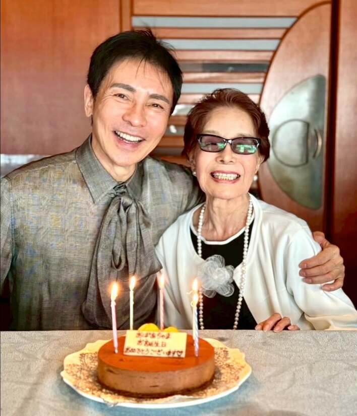 やっぱり似てますね」郷ひろみ(69) 母の92歳誕生日を“100万ドルの笑顔