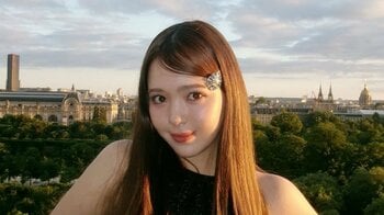 「親孝行！」藤田ニコル 初めて親子でフランスへ！ミニスカ×ハイソックスのおしゃれショット連発に「圧倒的なセンス」