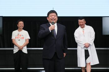 吉本興業・藤原寛副社長「えーと」連呼で“カンペ”ガン見の爆笑会見