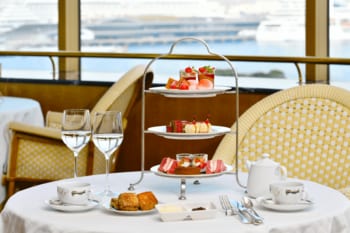 【ホテルニューグランド】澄み渡る横浜港の景色を眺めながらの至福のひととき！「絶景とともに楽しむ 苺のアフタヌーンティー」（パノラミックレストラン ル・ノルマンディ）