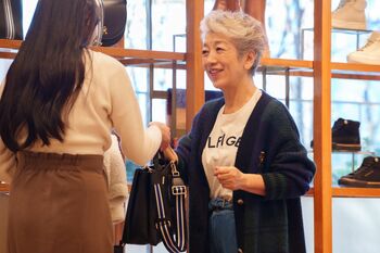 『三千円の使いかた』中尾ミエが77歳のショップスタッフに！原宿ロケリポート