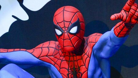 「かっこよすぎ」アメコミキャラの“五輪で滑走”姿が話題！“不敵な笑み”浮かべて闘う姿に「アツい」と反響！【ミラノ・コルティナ五輪】