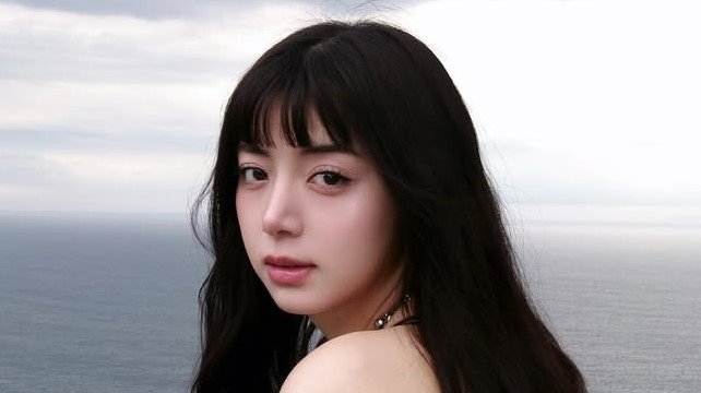 「オン眉キュン」池田エライザ センター分けからイメチェン！海をバックにした肩出しコーデのアンニュイな表情に「マジ女神」「透明感やばい」