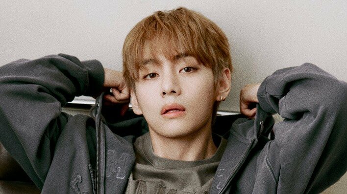 BTS V カジュアルコーデで部屋でのまったり姿を披露！Championの新キャンペーン起用でゆったりパーカーを着た“まるでプライベート”なビジュアルが公開