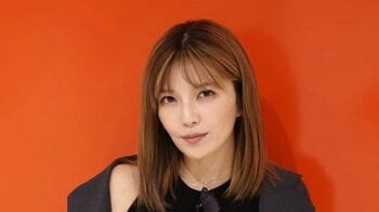 宇野実彩子 “ドーナツより小さい”お顔ではじける笑顔！ピンクあふれるの可愛い空間♪「癒されるわ」「お顔小さすぎる」