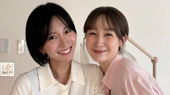 藤井サチ 生後1ヵ月長男を岡崎紗絵が抱っこする姿公開！小さなおてて＆むっちりあんよの赤ちゃんを愛おしそうに見つめる幸せショットに「ステキな時間」