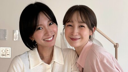 藤井サチ 生後1ヵ月長男を岡崎紗絵が抱っこする姿公開！小さなおてて＆むっちりあんよの赤ちゃんを愛おしそうに見つめる幸せショットに「ステキな時間」