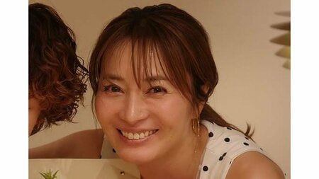 「鼻がそっくり」新山千春 20歳迎えた娘との親子ショット公開！幼少期の1枚と同じポーズを決めたエモい記念撮影に「いい笑顔」と反響