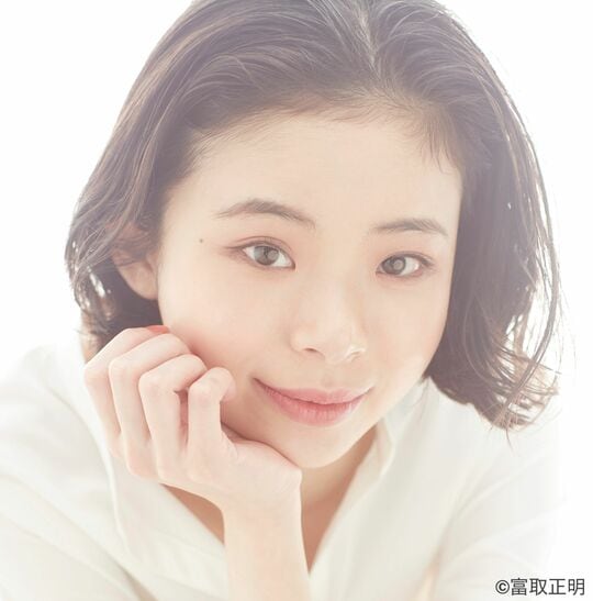趣里 第1子との夫婦手つなぎショット公開！小さな手が2本の小指をぎゅっと握りしめた愛らしいショットに祝福の声「素敵なお写真」「かわいい♡」