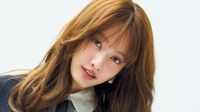 谷まりあ ぴったりフィットのミニ丈ワンピ姿披露！美脚際立つ秋モード全開のモデルショットに「完璧やな♡」「いつもと雰囲気が違ってる」