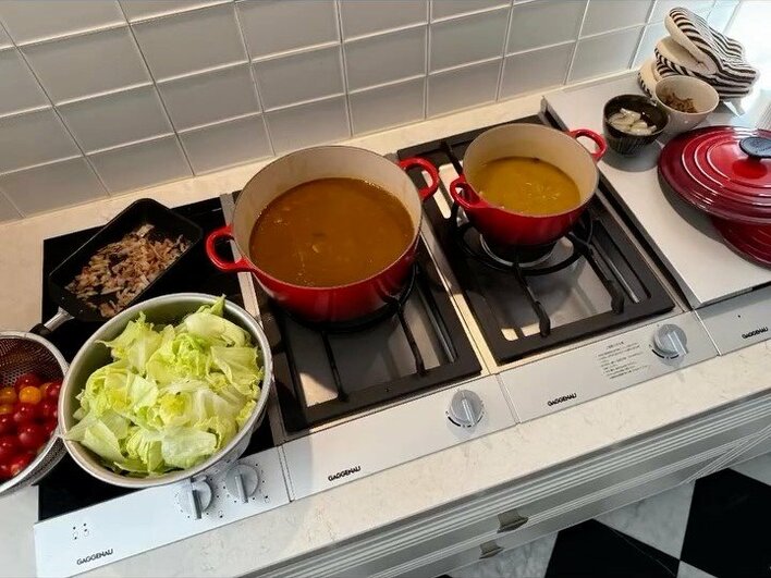 【画像8枚】「帰宅して ぱぱっとご飯」田丸麻紀のとろとろカレー&オリジナルドレッシングのサラダを見る