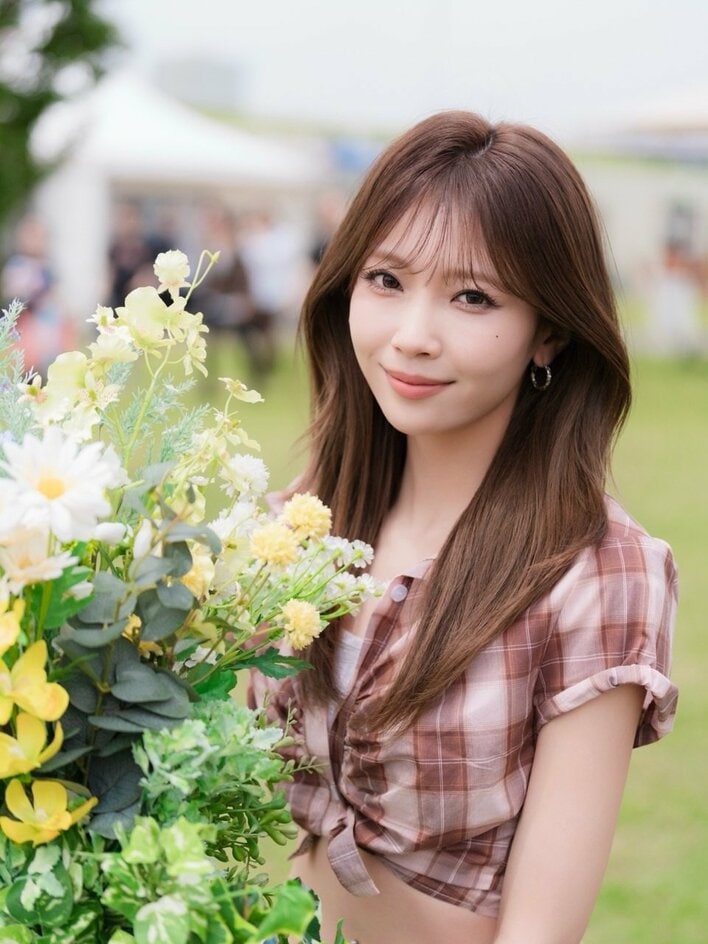 NiziU・MAYUKA 美くびれ輝く姿に「スタイルが天才すぎ」と絶賛の嵐