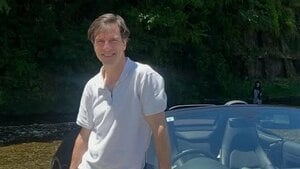 パックン 高級外車のオープンカーで休日を満喫するショットを披露　河原でバーベキューを楽しむ様子に「かっこいい！」とファン絶賛