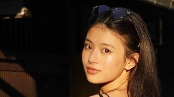 「お姉ちゃん天才ですか？」出口夏希 姉目線の"見返り美人ショット"公開！肩＆背中見せスタイルの透明感抜群な姿に「これは反則のかわいさ」