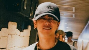 自宅公開で話題！佐藤健 手羽先に豪快にがぶり＆カメラ目線にファン大歓喜！至近距離のもぐもぐショットに「どんだけかっこよく食べるねん」