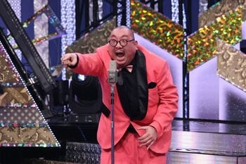 『R-1 グランプリ』2024年度の王者は芸歴20年の街裏ぴんく！「R-1に夢はあるんですよ！」と号泣