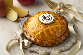【開業25周年記念】バターが香る人気のアップルパイが“東京ドーム型”ホールケーキに！1日10個限定のアニバーサリーケーキ、10月1日より販売開始