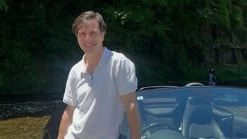 パックン 高級外車のオープンカーで休日を満喫するショットを披露　河原でバーベキューを楽しむ様子に「かっこいい！」とファン絶賛