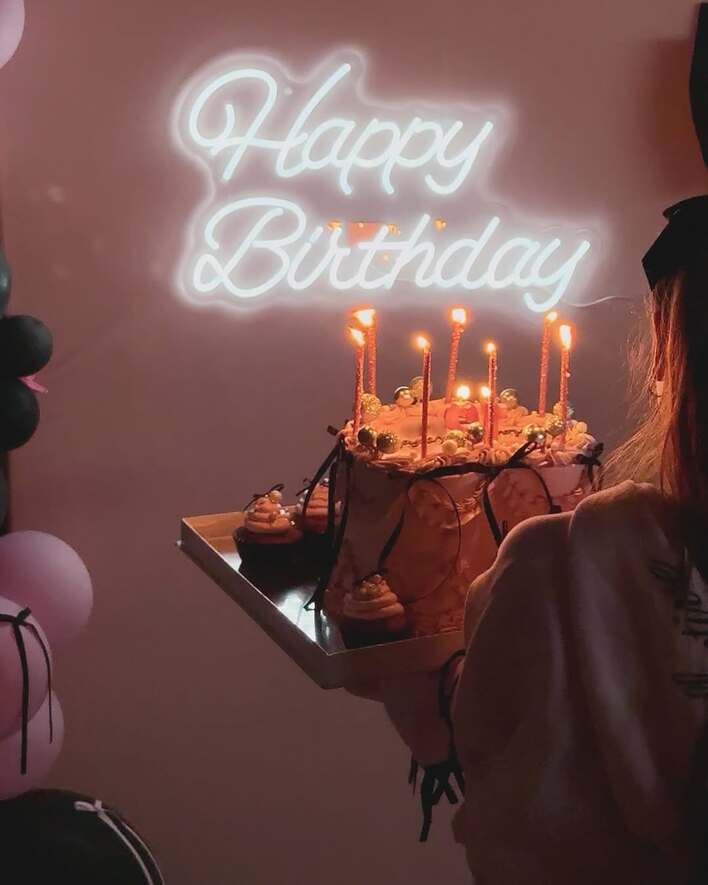 【画像】「雑誌の表紙になる日が来そう」鈴木えみが豪華ケーキや華やか装飾で12歳長女の誕生日会をしたときの“すでにモデルさん”な写真を見る