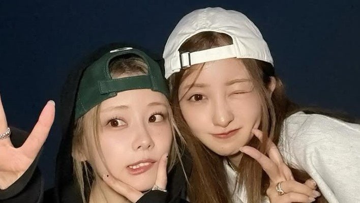 「以外な組み合わせ」板野友美 重盛さと美と“舌出し＆裏ピース”！ギャルっぽさあふれるストリートコーデでの密着ショットに「推しと推しのコラボ」