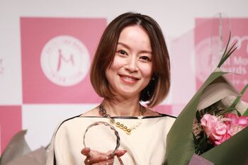 第3子妊娠中の鈴木亜美、ベストマザー賞受賞で「主人にもあげたい賞」