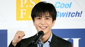 岩田剛典 実は末端冷え性！？次に行きたい旅行先はイタリア？旅ではちょっとしたハプニングも楽しむ　黒スーツ姿で登場