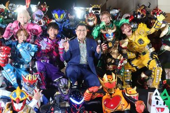 元“怪人”！？コンフィデンスマン・五十嵐こと小手伸也がローカルヒーローとコラボ！三番勝負で圧勝