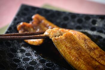 うなぎの真髄は白焼き。白焼き文化の街・浜松の専門店が、白焼きでも美味しい浜名湖産うなぎを贅沢に使った最高級蒲焼「井口の誉」を全国へ