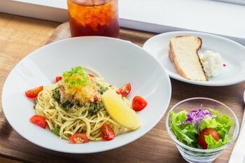 【避暑地】箱根のカフェが提案する、涼を楽しむ夏の新メニュー ～ベジ対応冷製パスタや、小田原の銘梅を使ったアクアパッツァが登場～