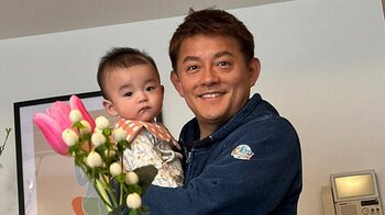 「師匠にそっくり」井戸田潤“ベビバーグ”溺愛育児ショット公開！親子激似の顔に「パパのミニチュア」と反響