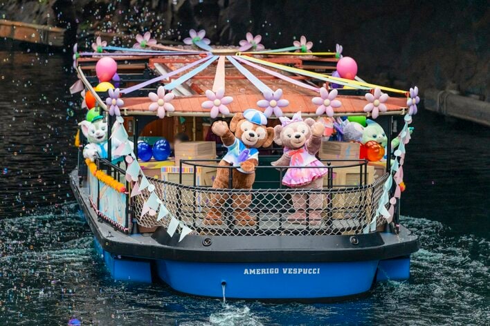 【画像】ダッフィーたちが20周年衣装に身を包み登場する水上グリーティングの写真を見る