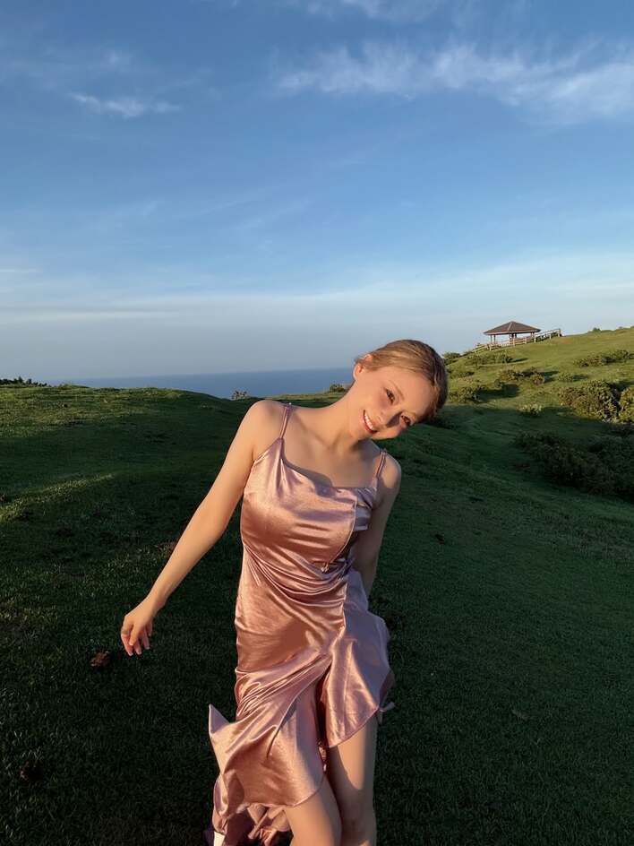 【画像8枚】「透明感の化身」重盛さと美(37) 美デコルテ&美背中全開のキャミソールワンピ姿を見る